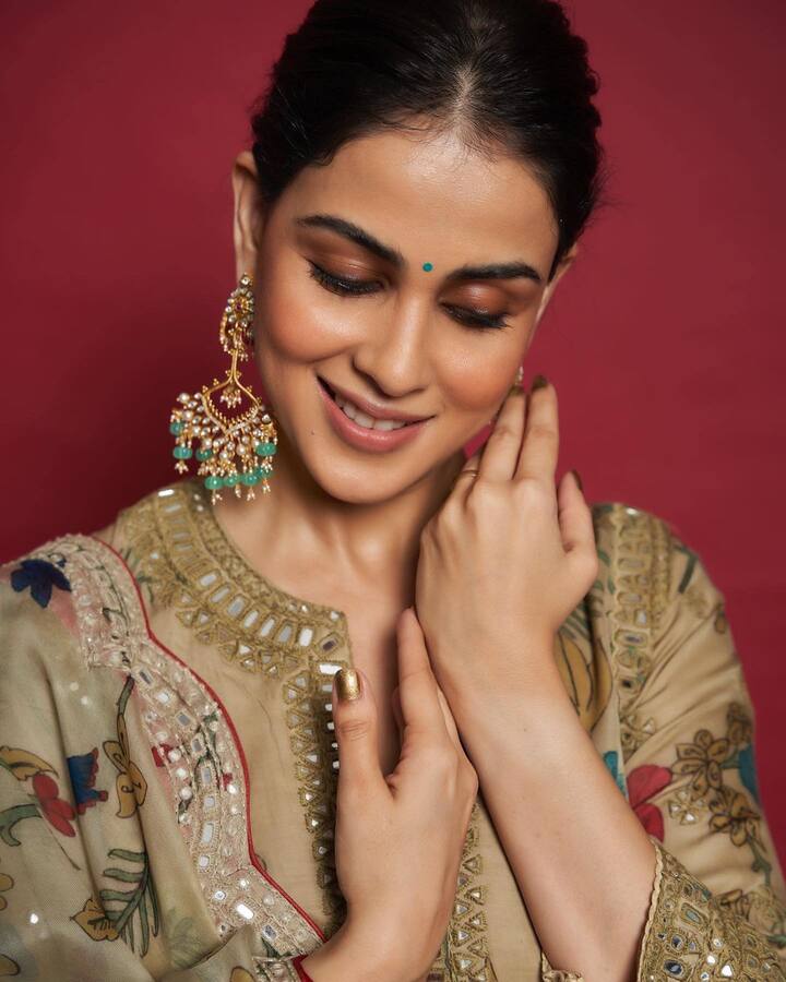 जेनेलिया देशमुखचा हा लूक समर फेस्टिवल्ससाठी योग्य पर्याय आहे.(photo:geneliad/ig)