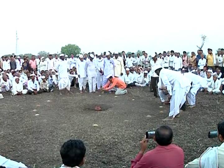 शेती आणि पावसाविषयक निसर्गाचा सूक्ष्म अभ्यास गुढीपाडवा ते अक्षय्य तृतीया या काळात करुन वर्षभराची भाकिते या घट मांडणीत करण्यात येतात. 350 वर्षांपूर्वी महान तपस्वी चंद्रभान महाराज वाघ यांनी ही घट मांडणी सुरु केली होती. आता त्यांचे वंशजही परंपरा कायम ठेवून आहेत.