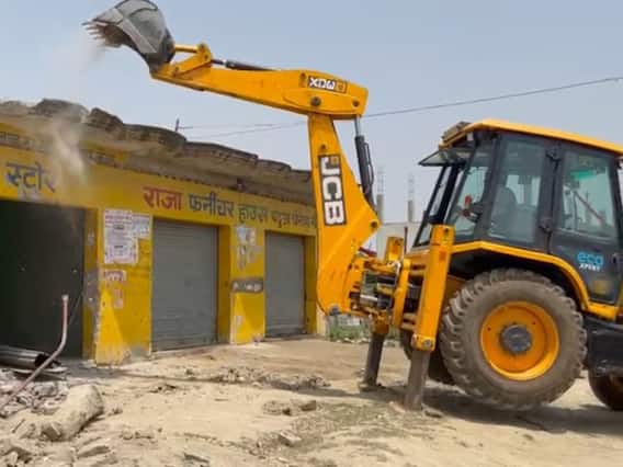 Lakhimpur Kheri: हिस्ट्रीशीटर की अवैध संपत्ति पर फिर चला बुलडोजर, एक करोड़ की संपत्ति हुई जब्त Lakhimpur Kheri: हिस्ट्रीशीटर की अवैध संपत्ति पर फिर चला बुलडोजर, एक करोड़ की संपत्ति हुई जब्त