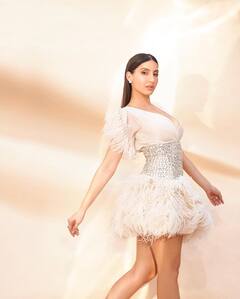 Photos: Nora Fatehi का फैदर लुक देख अटका फैंस का दिल, एक्ट्रेस ने लेटेस्ट तस्वीरों में ढाया सितम