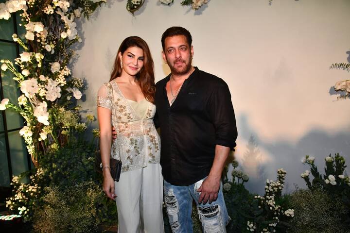 একাধিকবার প্রেমিক সুকেশের সঙ্গে অন্তরঙ্গ মুহূর্তের ছবি ফাঁস হয়েছিল তাঁর।জ্যাকলিন নিয়ে সোশ্যাল মিডিয়া যতই সরগরম হোক না কেন, সলমনের সঙ্গে তাঁর সম্পর্ক খুবই ভরসার।