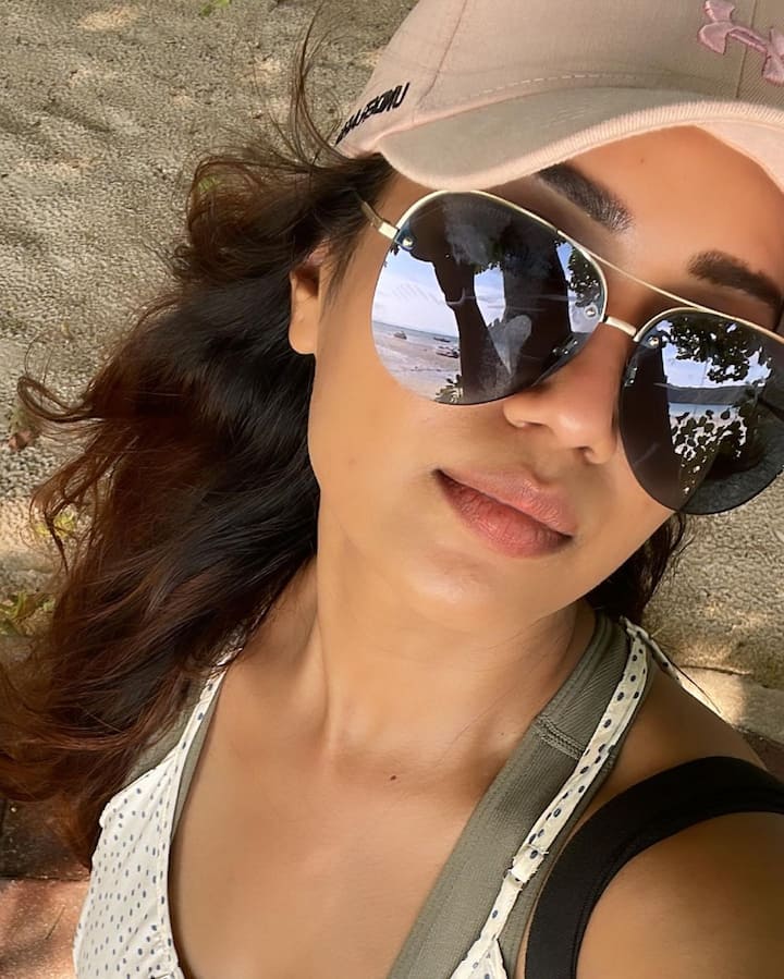 ప్రస్తుతం నివేదా పేతురాజ్ చేతిలో రెండు తెలుగు సినిమాలు, ఓ తమిళ మూవీ ఉంది. తెలుగులో 'విరాటపర్వం' ఒకటి, చందు మొండేటి సినిమా మరొకటి. ఓ వైపు వరుస సినిమాలతో బిజీగా ఉన్నప్పటికీ సోషల్ మీడియాలో మాత్రం యాక్టివ్ గా ఉంటోంది బ్యూటీ. ఎప్పటికప్పుడు లేటెస్ట్ ఫొటోస్ షేర్ చేసి మెస్మరైజ్ చేస్తోంది.
