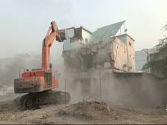 Sonbhadra News: सोनभद्र में NCL की भूमि पर बने अवैध होटल पर चला बुलडोजर, जमींदोज की गईं दुकानें