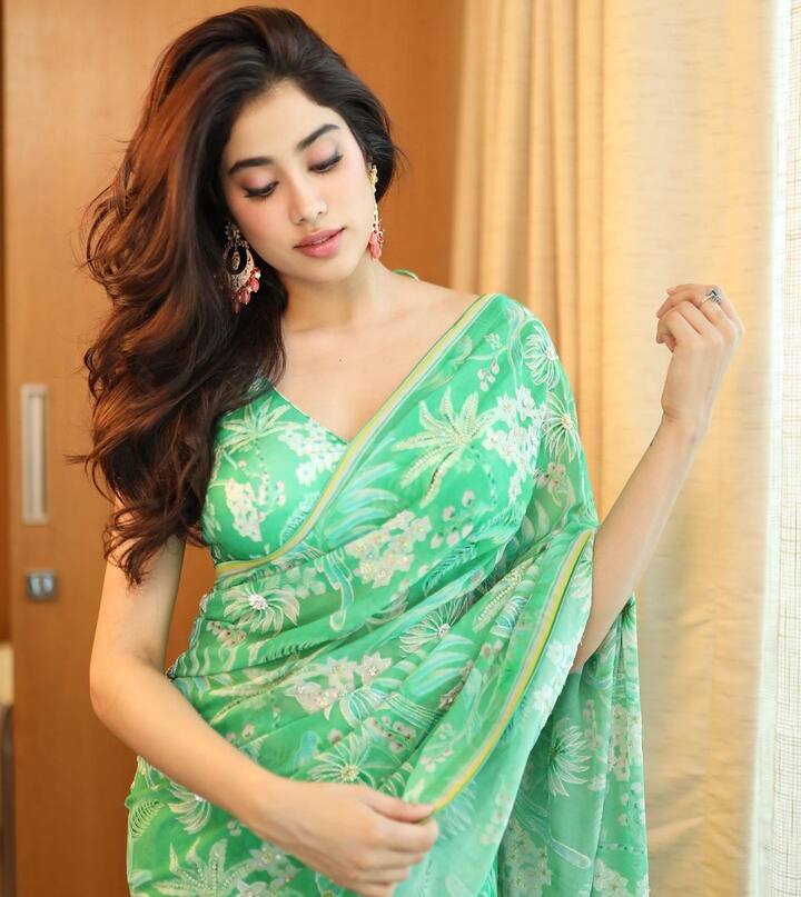यामध्ये तीने फिकट हिरव्या रंगाची साडी परिधान केलेली दिसत आहे.(photo:janhvikapoor/ig)