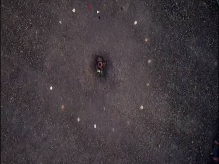 3 मे रोजी संध्याकाळी ही घटमांडणी पार पडली आणि आज भाकीत जाहीर करण्यात आलं. बुलडाणा जिल्ह्यातील भेंडवळच्या भविष्यवाणीकडे राज्यभरातील शेतकऱ्यांचं लक्ष लागलेलं होतं. भेंडवळच्या घट मांडणीत शेती, पाऊसमान, आरोग्य आणि राजकारणाविषयी वर्षभराचं भाकित केलं जातं. त्यामुळे राज्यातील शेतकऱ्यांसह बियाणे कंपन्यांचंही भेंडवळच्या भाकिताकडे लक्ष लागलं होतं. अखेर या घटमांडणीचं भाकीत जाहीर झालं आहे.