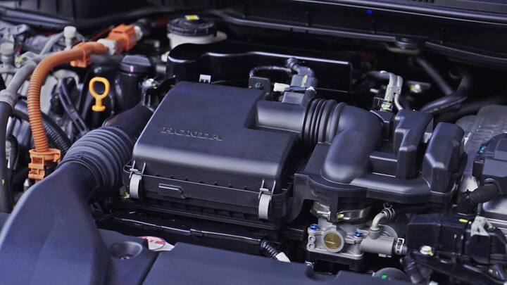 सिटी हायब्रिडला Honda Connect आणि स्मार्टवॉच इंटिग्रेशनसह 8-इंचाची इन्फोटेनमेंट सिस्टीम देण्यात आली आहे. या कारच्या केबिनभोवती 8 स्पीकर देखील आहेत. ड्रायव्हर डिस्प्ले पूर्णपणे डिजिटल आहे आणि त्यात ऑटो लॉक सिस्टिम आहे.