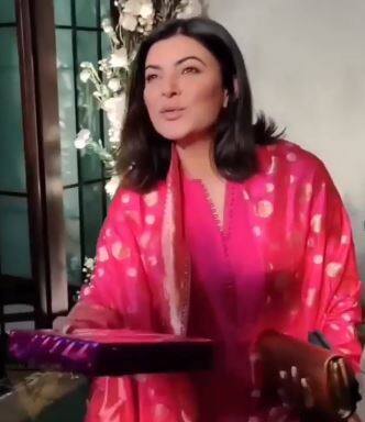 इतना ही नहीं सुष्मिता सेन इस दौरान वहां मौजूद पैपराजी को मिठाई का डिब्बा देती नजर आ रही हैं. पैपराज़ी के लिए गुलाबी बॉक्स जैसा कि वह कहती है, “ये मिठाइयां आप सभी के लिए हैं. ईद मुबारक.