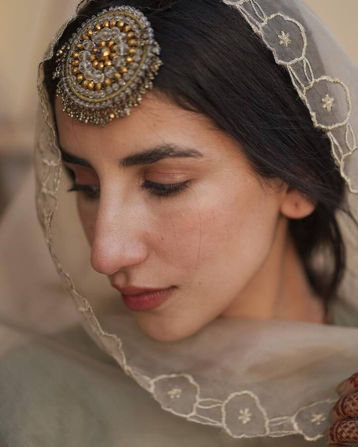 तस्वीरों में वो एक सुंदर सूट पर बेज नेट का दुपट्टा ओढ़े नजर आ रही हैं.