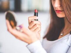 Apply Lipstick Without Cracks : ग्लॉसी और खूबसूरत होंठों के लिए इस तरह लगाएं लिस्टिक, फॉलों करें स्टेप्स