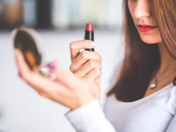 Apply Lipstick Without Cracks : ग्लॉसी और खूबसूरत होंठों के लिए इस तरह लगाएं लिस्टिक, फॉलों करें स्टेप्स Apply Lipstick Without Cracks : ग्लॉसी और खूबसूरत होंठों के लिए इस तरह लगाएं लिस्टिक, फॉलों करें स्टेप्स