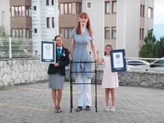 Video: दुनिया की सबसे लंबी महिला ने अब तीन और गिनीज वर्ल्ड रिकॉर्ड अपने नाम किए