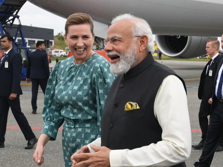 आपको बता दें कि मोदी ने आज के अपने कार्यक्रमों के शुरू होने से पहले ट्वीट किया, 'आज के एजेंडे में भारत-नॉर्डिक शिखर सम्मेलन और नॉर्डिक नेताओं के साथ द्विपक्षीय वार्ता शामिल है जिसके बाद मैं फ्रांस के राष्ट्रपति इमैनुअल मैक्रों के साथ बातचीत करने के लिए पेरिस रवाना हो जाऊंगा.'