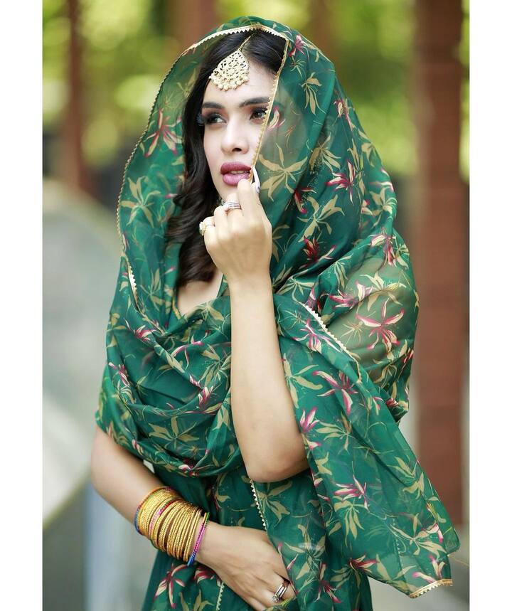 तस्वीरों में वो ग्रीन कलर के सूट में नजर आ रही हैं. वेस्टर्न की तरह नेहा एथेनिक में भी खूब सुंदर लगती हैं.
