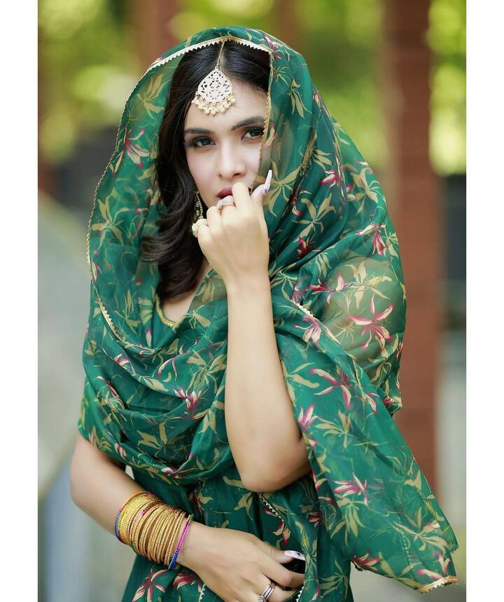 फैन्स को नेहा का ये अंदाज खूब पसंद आ रहा है और वो तस्वीरों को जमकर लाइक्स और शेयर कर रहे हैं.
