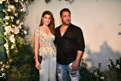 Salman Eid Party : ইদের পার্টিতে সলমনের ঘনিষ্ঠ দুই সুন্দরী, নজর সরল না কারও