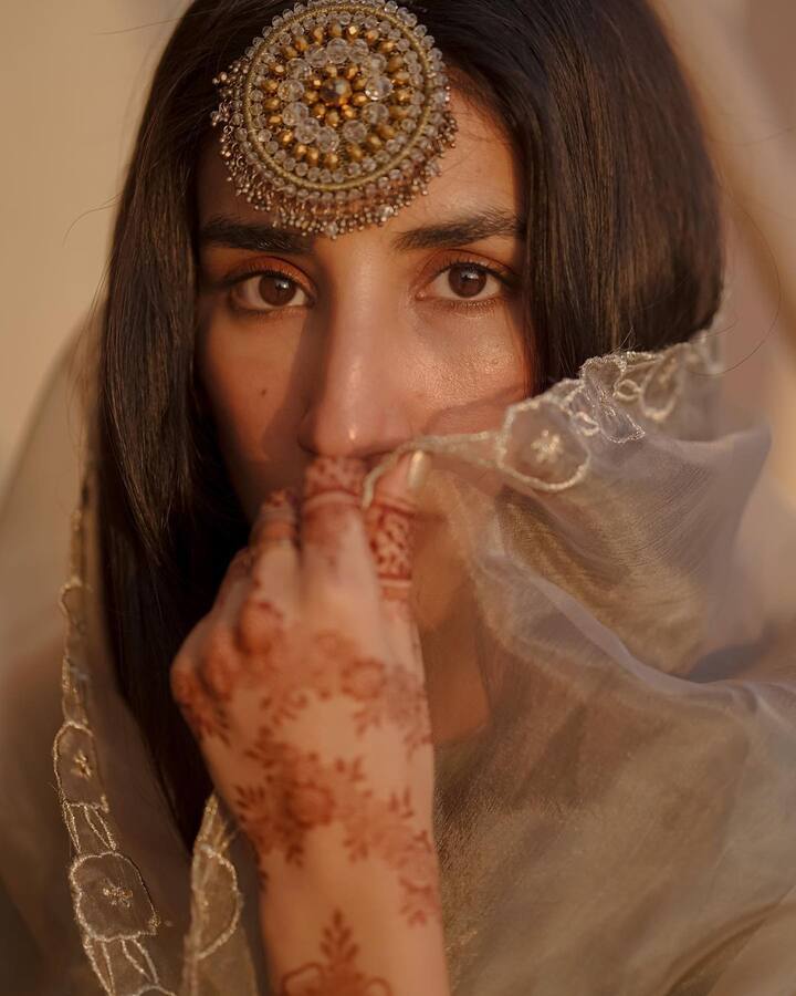 हर तस्वीर में पारुल का अलग अंदाज देखने को मिल रहा हैं. तस्वीरों को शेयर करते हुए एक्ट्रेस ने लिखा कि, ईद मुबारक #थ्रोबैक के साथ मेरे सबसे पसंदीदा शूट में से एक