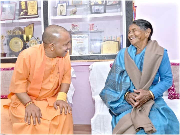 CM Yogi Adityanath meet his mother Savitri devi after 5 years in panchoor Watch: 5 साल बाद अपनी मां से मिले सीएम योगी आदित्यनाथ तो पहले किया ये सवाल, देखें वीडियो