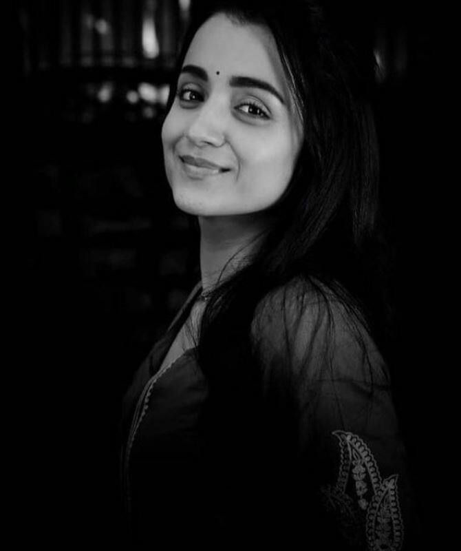 સાઉથ સિનેમા અને બોલિવૂડમાં કામ કરી ચૂકેલી અભિનેત્રી ત્રિશા કૃષ્ણનને ઈન્ડસ્ટ્રીમાં 20 વર્ષથી વધુ સમય વીતી ગયો છે. તેણે 1999માં તેની કારકિર્દીની શરૂઆત કરી હતી.