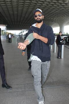 Vicky Kaushal Photos: विक्की कौशल ने दिखाया परफेक्ट एयरपोर्ट लुक, कार से निकलते ही एक्टर ने दिए डैपर पोसेस