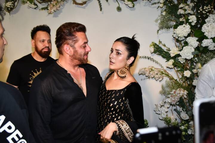 চোখধাঁধানো কালো পোশাকে নজর কেড়েছিলেন শেহনাজ। আলিঙ্গনাবদ্ধ করেছিলেন সলমনকে।