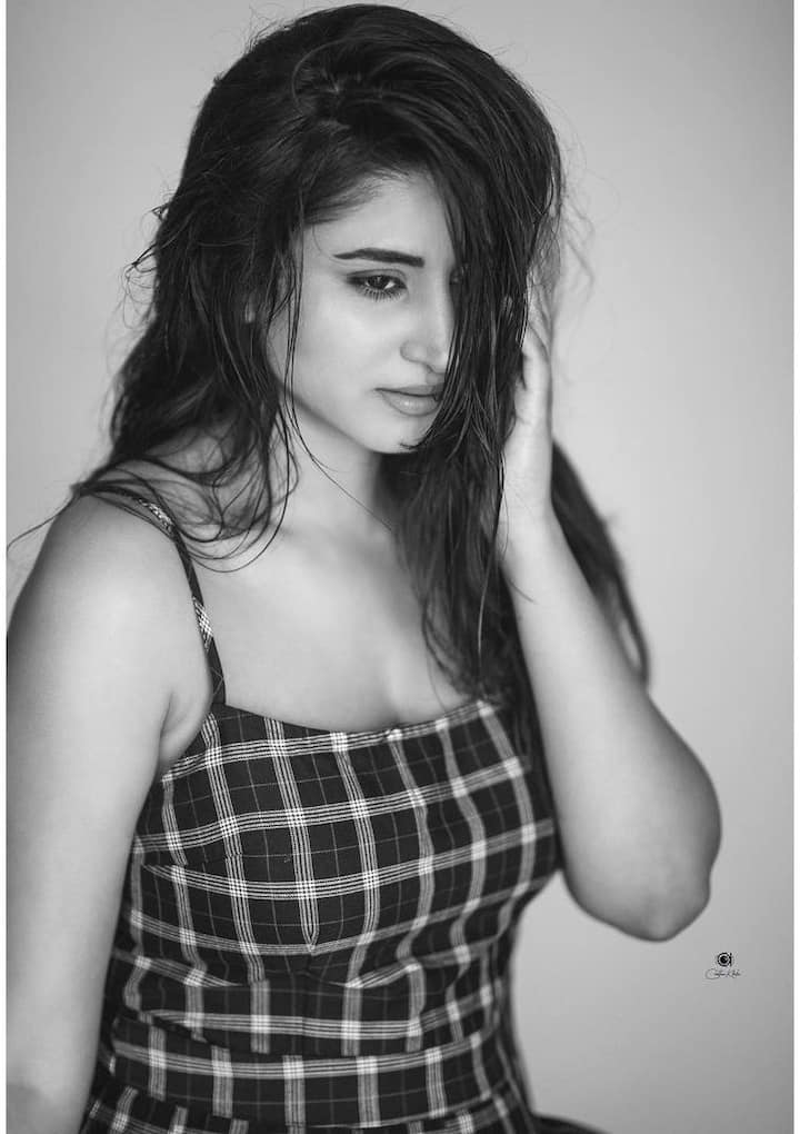 ప్రస్తుతం ఫోటోషూట్లతో బిజీగా ఉంది.  -Image credit: Varshini Sounderajan/Instagram