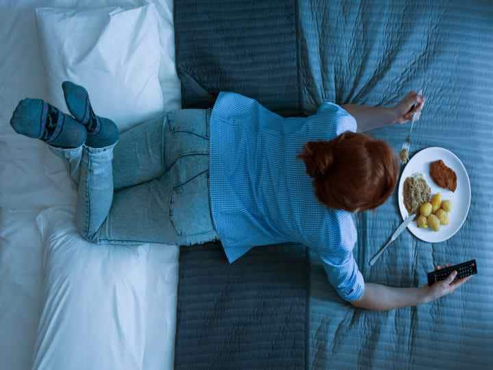 Spirituality-Vastu:Eating food on bed seems to be a Vastu defect, know in details Spirituality-Vastu: మంచంపై కూర్చుని భోజనం చేస్తున్నారా, ఈ కష్టాలు తప్పవు