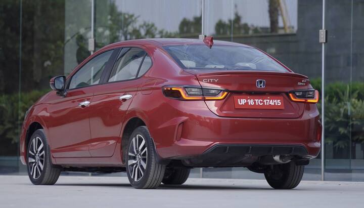 जपानी वाहन उत्पादक कंपनी होंडा कार इंडियाने भारतात आपली नवीन Honda City e: HEV Hybrid सादर केली आहे. होंडा सिटी हायब्रिड ही देशातील सर्वाधिक मायलेज देणारी मिड-साईझ सेडान बनली आहे. या कारच्या संदर्भात काही महत्वाच्या गोष्टी जाणून घ्या.