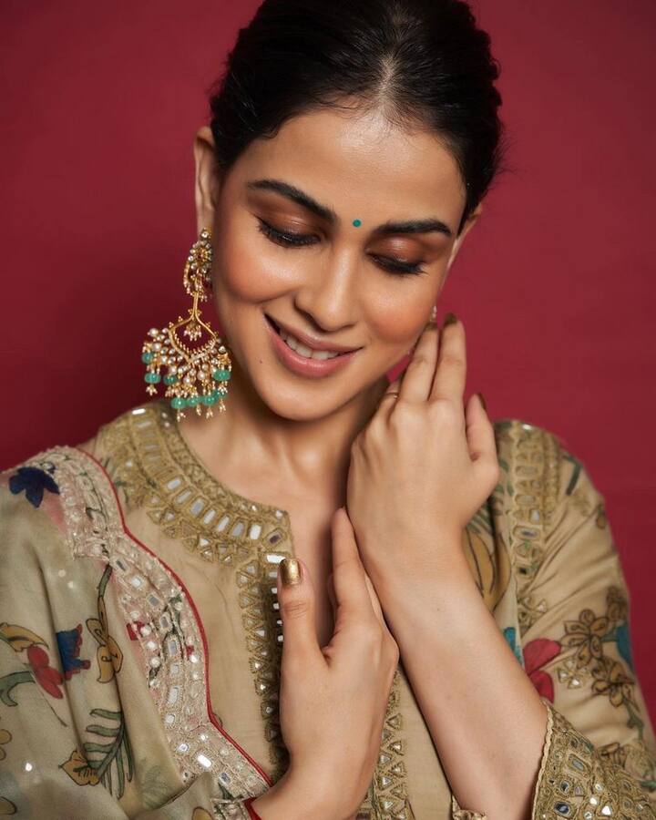 అప్పుడప్పుడు కొన్ని టీవీ షోలలో కనిపిస్తూ అలరిస్తుంటుంది. (Photo Courtesy: Genelia Instagram)