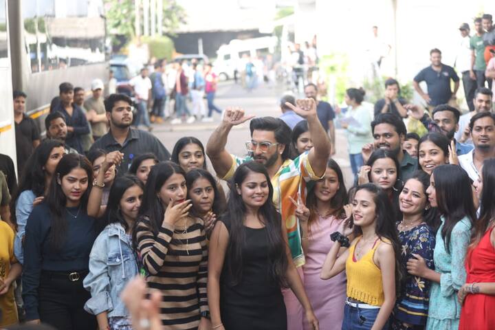 रणवीर सिंह डांस दीवाने जूनियर्स के सेट के बाहर स्पॉट किए गए हैं. यहां भी रणवीर सिंह अपने अतरंगी अंदाज में नजर आए.