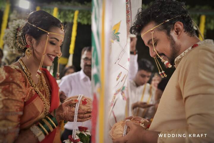 सोशल मीडियावर फोटो शेअर करत त्यांनी चाहत्यांना आनंदाची बातमी दिली आहे. त्यांच्या फोटोवर चाहते आणि सेलिब्रिटी अभिनंदनाचा वर्षाव करत आहेत.(photo:weddingkraft/ig)