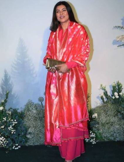 गुलाबी सलवार कमीज पहने सुष्मिता अपनी बेटी रेनी सेन के साथ पार्टी में आईं. इस दौरान सुष्मिता सेन बेहद खूबसूरत लग रही थीं.