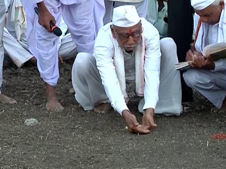 अक्षय्य तृतीयेच्या दिवशी सूर्यास्तापूर्वी गावाबाहेरील शेतात घटाची आखणी करुन, त्यात घागर, मातीचे ढेकळे, पापड, पुरी, सांडोळी, कुरडी, पान आणि त्यावर सुपारी, गहू, ज्वारी, तूर, उडीद, मूग, हरभरा, जवस, तीळ बाजरी, तांदूळ, अंबाडी, वाटाणा, सरकी, मसूर, करडी असे एकूण 18 प्रकारच्या धान्याची प्रतिकात्मक मांडणी केली जाते.