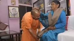 गांव पहुंचे CM Yogi Adityanath, मां से मिल लिया आशीर्वाद, दिखा भावुक क्षण | Khabrein Tabadtod