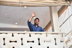 Salman Khan Photos: ઈદ પર સલમાન ખાને બાલ્કનીમાં આવીને ફેન્સને બતાવી ઝલક, ચાહકોને ઈદની શુભેચ્છા પાઠવી