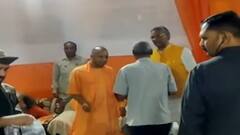 CM Yogi उत्तराखंड दौरे के पहले दिन पैतृक आवास पर मेहमानों के साथ दिखे