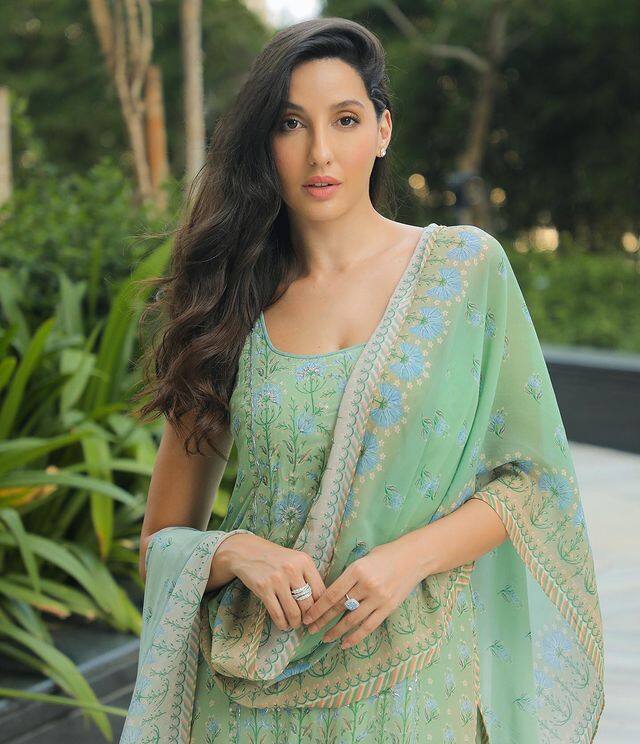 तो वहीं बीते दिन ईद के रंग में रंगी नोरा ने अपनी सादगी से लाखों लोगो को अपना दीवाना बना लिया.