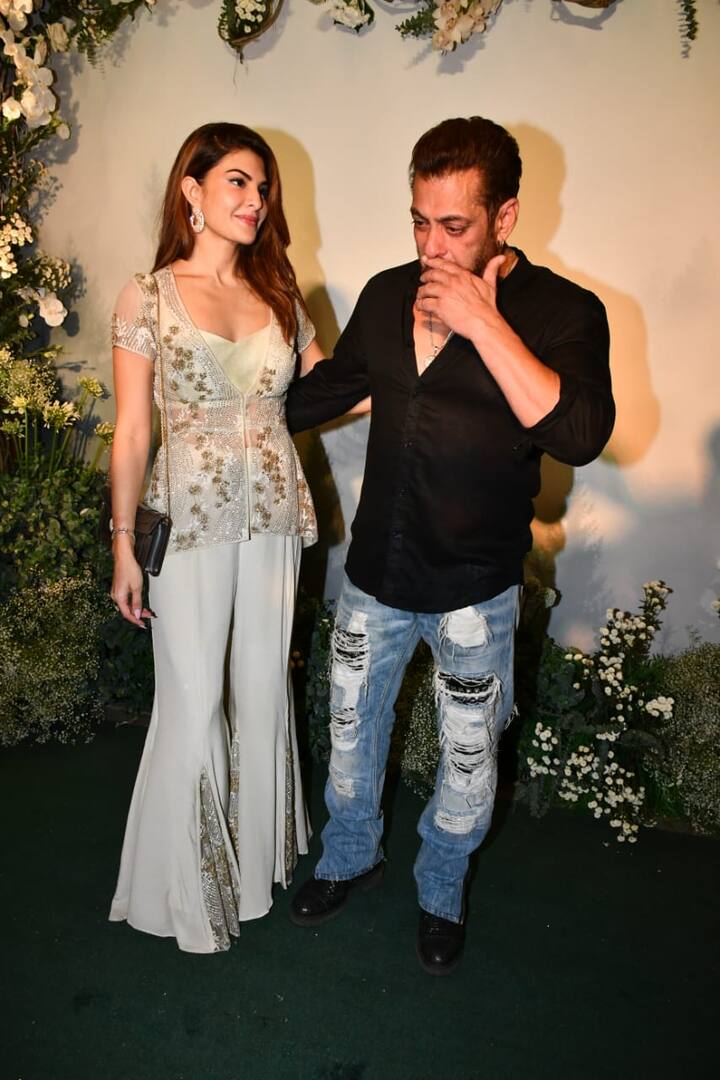 ইদের খুশিতে তাই সলমনের বোন অর্পিতার পার্টিতে আমন্ত্রিত জ্যাকলিন এসেই জড়িয়ে ধরলেন সলমনকে। হালকা রঙের পোশাকে ফুরফুরে মেজাজে পাওয়া যায় তাঁকে।