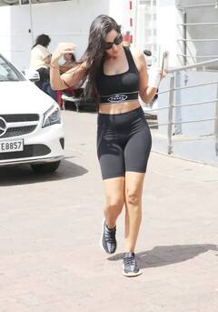 Nora Fatehi Photos: ઓલ બ્લેક લૂકમાં જોવા મળી નોરા ફતેહી, જુઓ તસવીરો