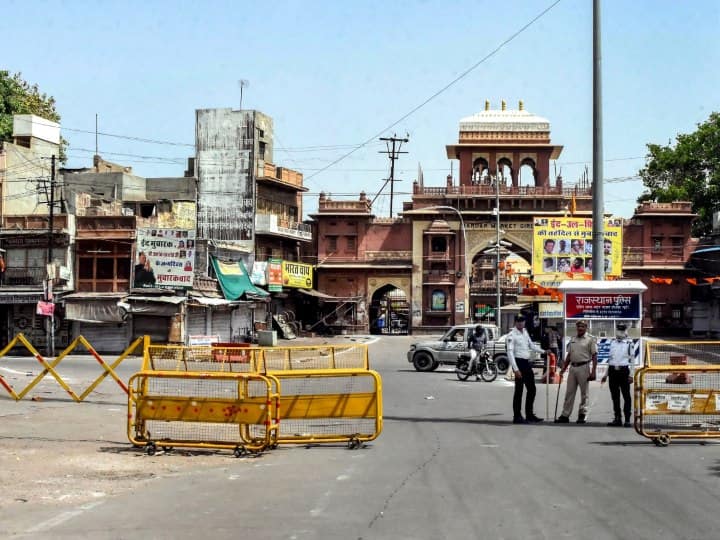 Jodhpur Violence Update: जोधपुर में तनाव के बाद अब तक 141 गिरफ्तार, आज रात 12 बजे तक रहेगा कर्फ्यू Jodhpur Violence Update 141 arrested so far after tension in Jodhpur curfew will remain till 12 o'clock tonight Jodhpur Violence Update: जोधपुर में तनाव के बाद अब तक 141 गिरफ्तार, आज रात 12 बजे तक रहेगा कर्फ्यू