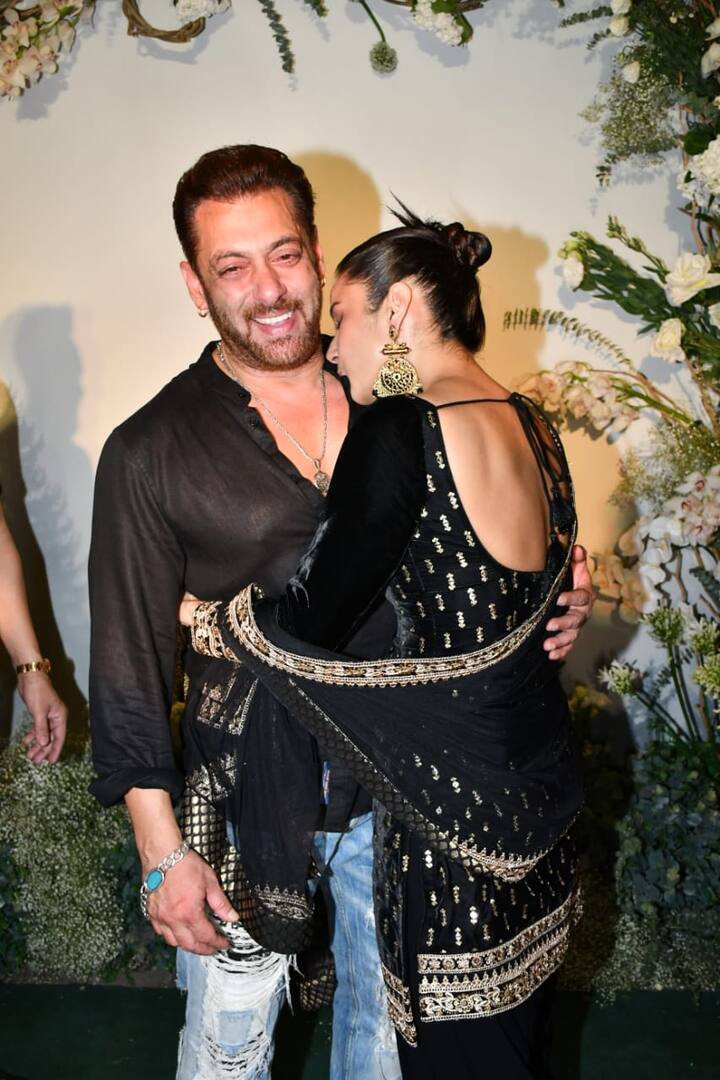 शहनाज गिल ने इस मौके पर सलमान खान के संग भी काफी स्वीट मूमेंट शेयर किया. दोनों ने एक दूसरे को हग किया और काफी बातें भी की.