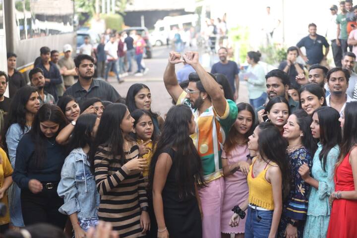 रणवीर सिंह अपने फीमेल फैन्स के साथ जमकर पोज देते दिख रहे हैं.