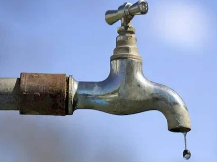 Delhi Water Crisis Production reduced in three water treatment plant people will yearn for water from tomorrow morning Delhi Water Crisis: दिल्ली पर मंडराया जल संकट, तीन वाटर ट्रीटमेंट प्लांट में प्रोडक्शन कम, कल सुबह से पानी के लिए तरस जाएंगे लाखों लोग