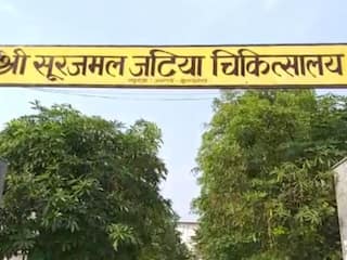 Viral Video Bulandshahr: बुलंदशहर के सरकारी अस्पताल में मरीज को नहीं मिला स्ट्रेचर, गोद में लेकर भटकते रहे परिजन