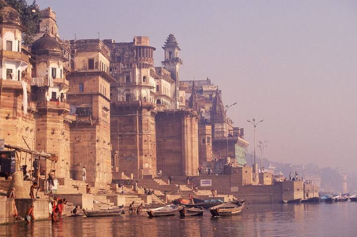 वाराणसी, उत्तर प्रदेश - देश की धार्मिक राजधानी कहा जाने वाला वाराणसी दुनियाभर में प्रसिद्ध है. यहां के घाट, मंदिर और गंगा मैया की शीतलता आपकी ट्रिप को ना सिर्फ खास बना देगी बल्कि काफी कम बजट में आप एक यादगार वक्त बिता सकेंगे.
