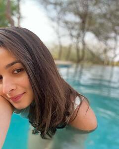 Alia Bhatt selfies: கண்ணக்குழி அழகி ஆலியா பட்டின் லேட்டஸ்ட் செல்ஃபி க்ளிக்ஸ்