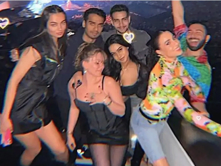 Nysa Devgn With Her Gang: अजय देवगन की बेटी न्यासा देवगन का लंदन के इस कॉन्सर्ट में दिखा ग्लैमरस लुक, दोस्तों के साथ कर रही हैं चिल Ajay Devgn daughter Nysa Devgn attends Dua Lipa’s concert in London with her friends Nysa Devgn With Her Gang: अजय देवगन की बेटी न्यासा देवगन का लंदन के इस कॉन्सर्ट में दिखा ग्लैमरस लुक, दोस्तों के साथ कर रही हैं चिल