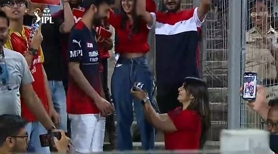 IPL 2022: Girl proposes to her boyfriend during RCB vs CSK match Video: CSK અને RCB વચ્ચેની  મેચ દરમિયાન ઘૂંટણીયે પડી યુવતીએ યુવકને કર્યું પ્રપોઝ