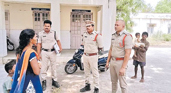 Nellore: శవాలపై చిల్లర వేట, కక్కుర్తి పడ్డ గవర్నమెంట్ డాక్టర్! సోషల్ మీడియాలో సంచలనం Nellore: శవాలపై చిల్లర వేట, కక్కుర్తి పడ్డ గవర్నమెంట్ డాక్టర్! సోషల్ మీడియాలో సంచలనం