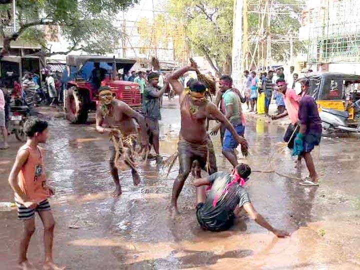தேனி : கோவில் திருவிழாவில் ஒருவரை ஒருவர் துடைப்பத்தால் அடித்துக்கொண்ட விநோத நிகழ்வு..