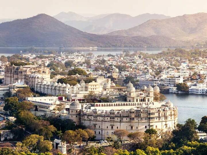 उदयपुर, राजस्थान - झीलों का शहर कहे जाना वाला उदयपुर ना सिर्फ अपने ऐतिहासिक धरोहरों के लिए टूरिस्ट्स का पसंदीदा है बल्कि शाम के वक्त झील किनारे बिताया गया वक्त आपको जिंदगीभर याद रहेगा.